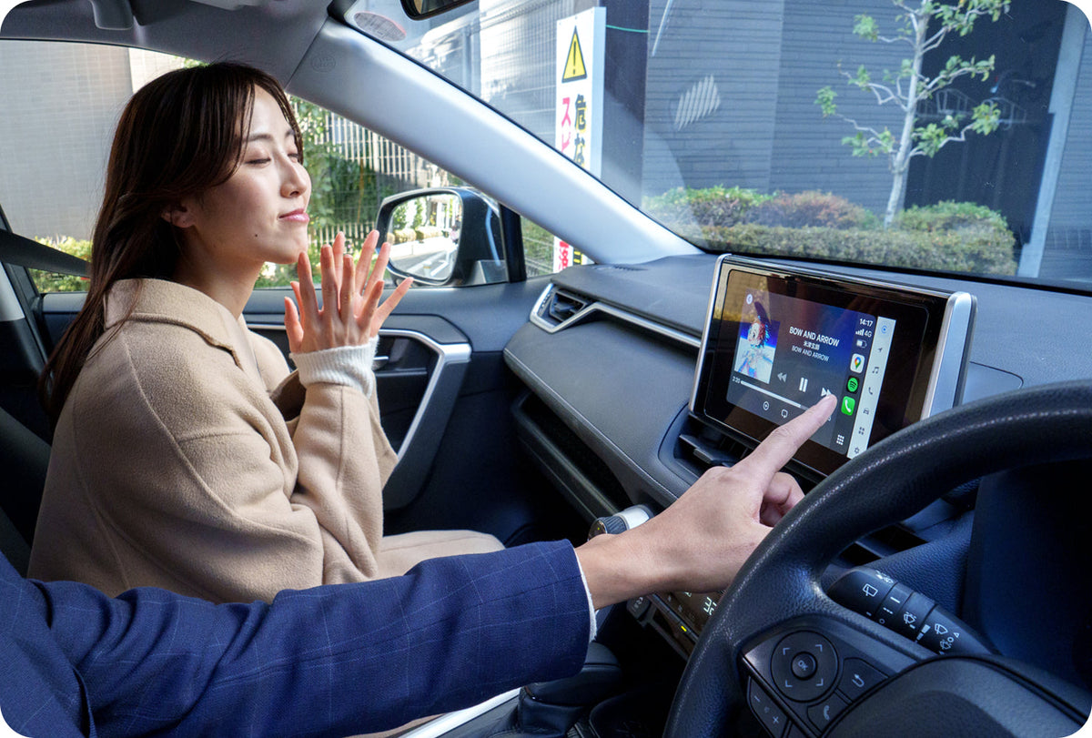 車內女性手持產品的圖片