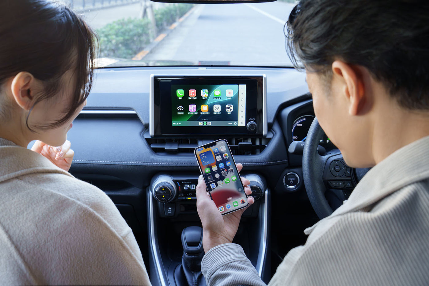 <h4>2. 連結iphone，進入CarPlay界面</h4>