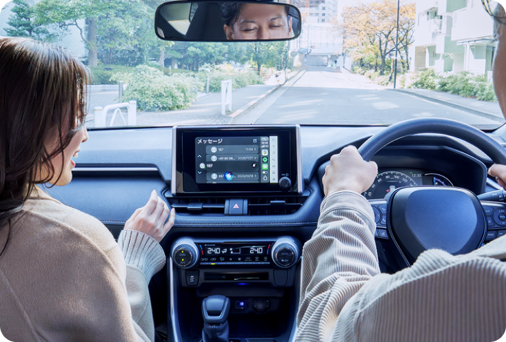車內女性手持產品的圖片